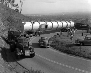 Illustration for article titled Algunas de las máquinas más grandes jamás transportadas por carretera